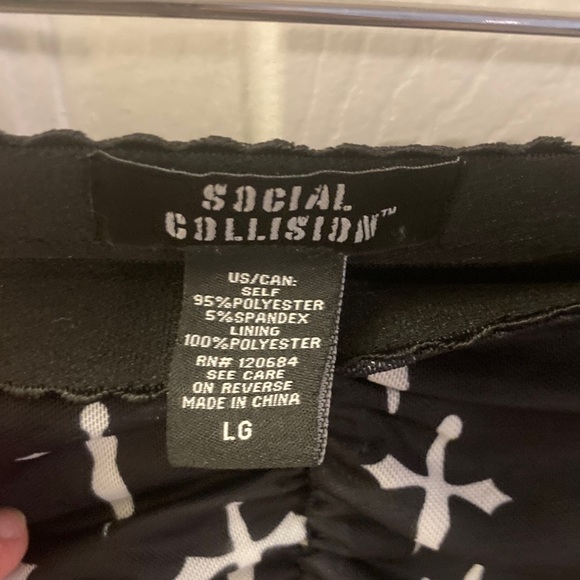 Chic Black and White Cross Pattern Mini Skirt - Picture 2 of 3